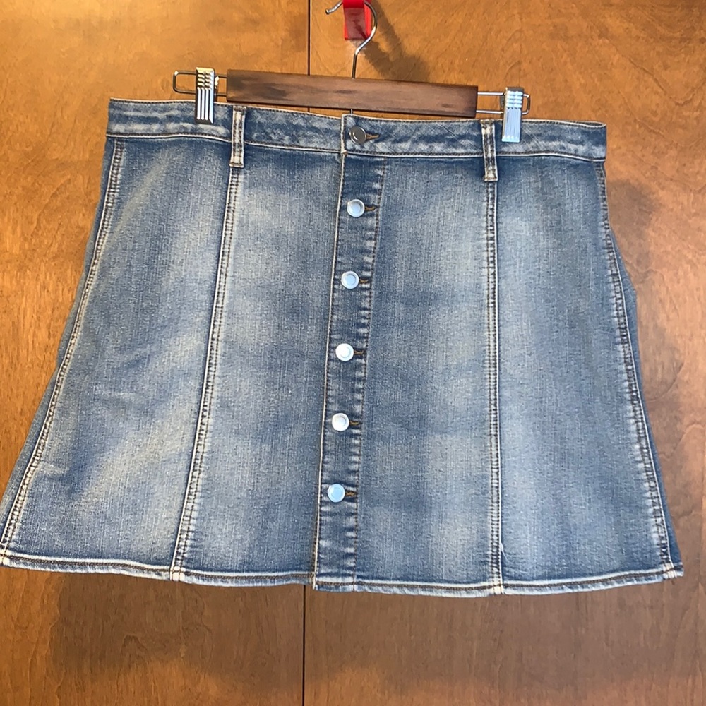 NWOT Women’s denim skirt - size 16